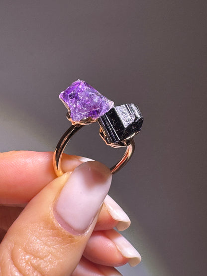 Handgefertigter Goldring mit kraftvollem Amethyst- und Tourmalin-Kristall für innere Balance