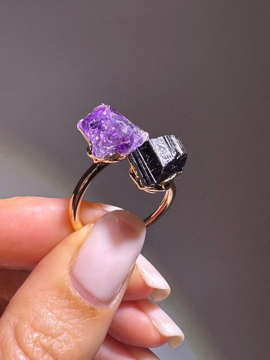 Handgefertigter Goldring mit kraftvollem Amethyst- und Tourmalin-Kristall für innere Balance