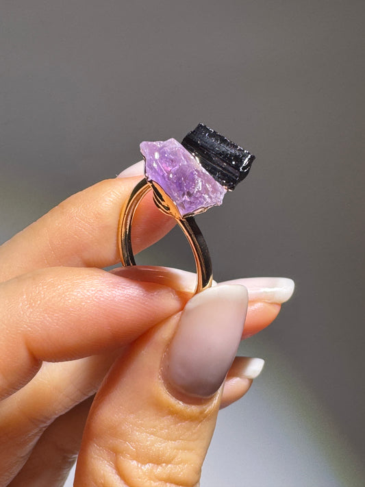 Handgefertigter Goldring mit kraftvollem Amethyst- und Tourmalin-Kristall für innere Balance