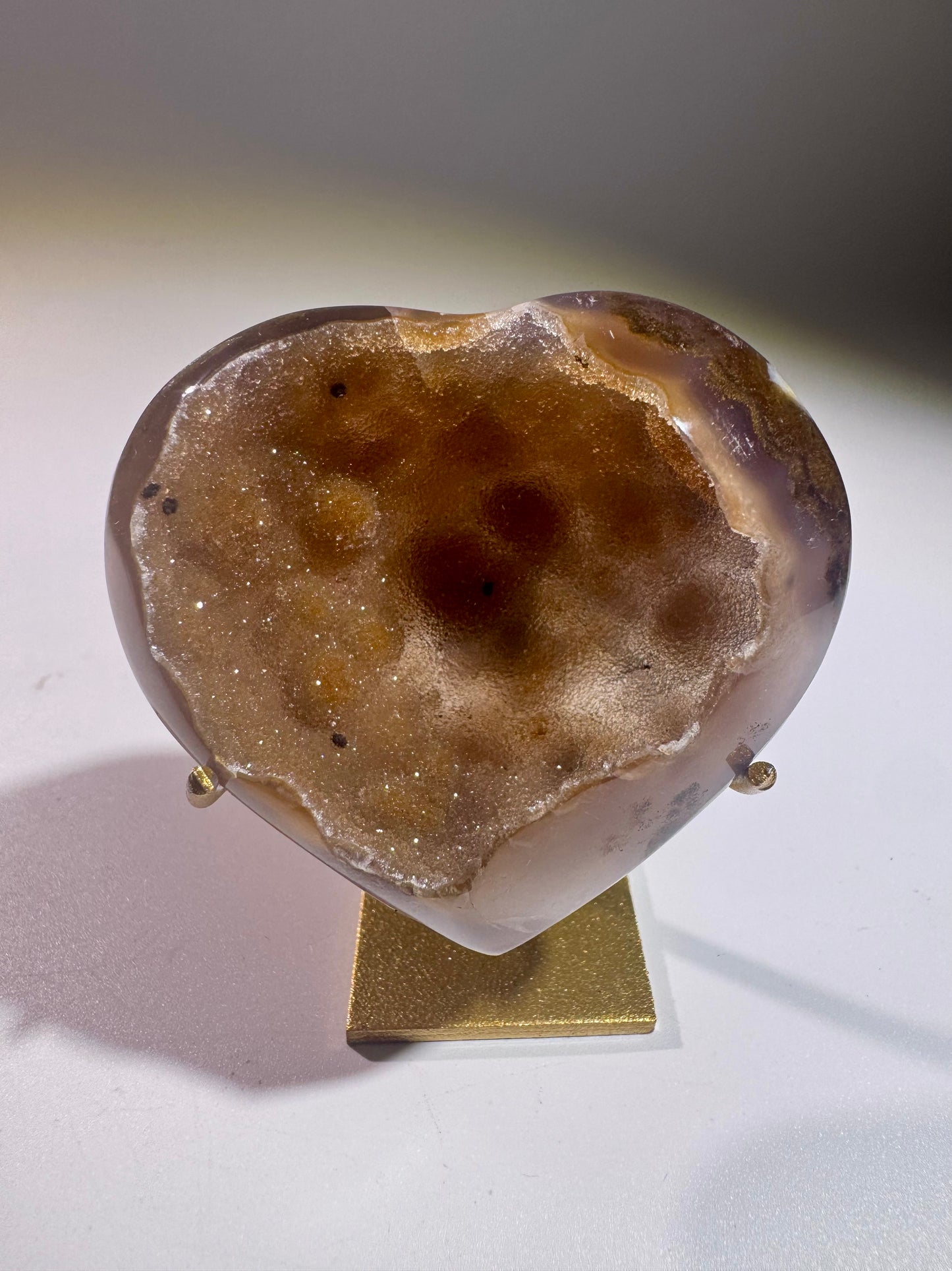 Handgefertigtes Achat-Herz mit beeindruckendem Galaxie-Effekt auf hochwertigem Goldständer, Brasilien Unikat, 5.7 x 5.5 cm