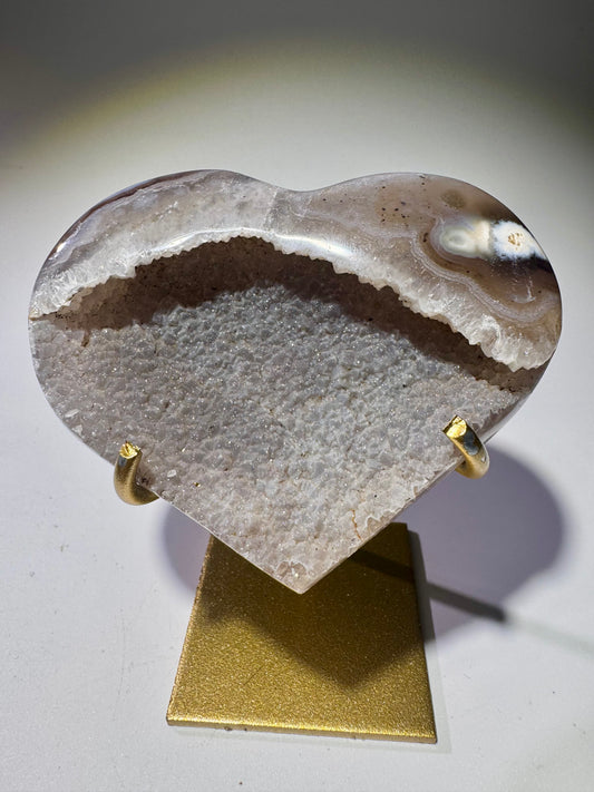Handgefertigtes Achat-Herz mit einzigartigem Galaxie-Muster auf hochwertigem Goldständer, Brasilien Unikat, 7.5 x 6 cm