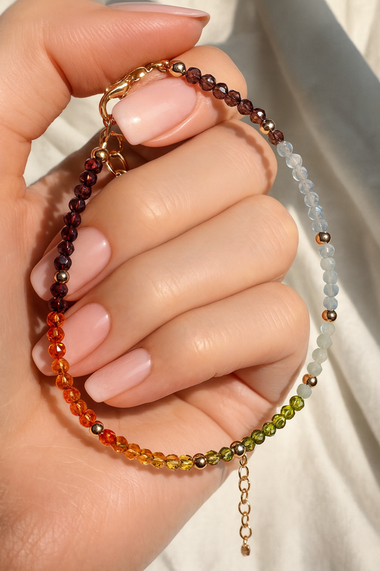 Handgeknüpftes Chakra-Armband mit sieben Chakra-Steinen von Unique Crystals