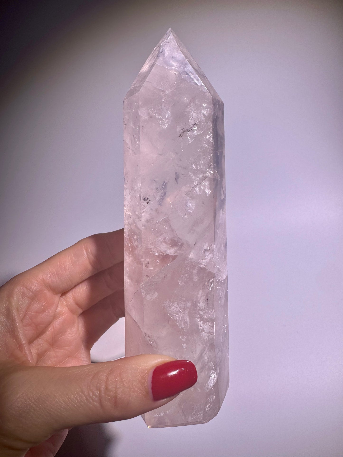 Handgeschliffene Edelsteinspitze aus rosa Quarz