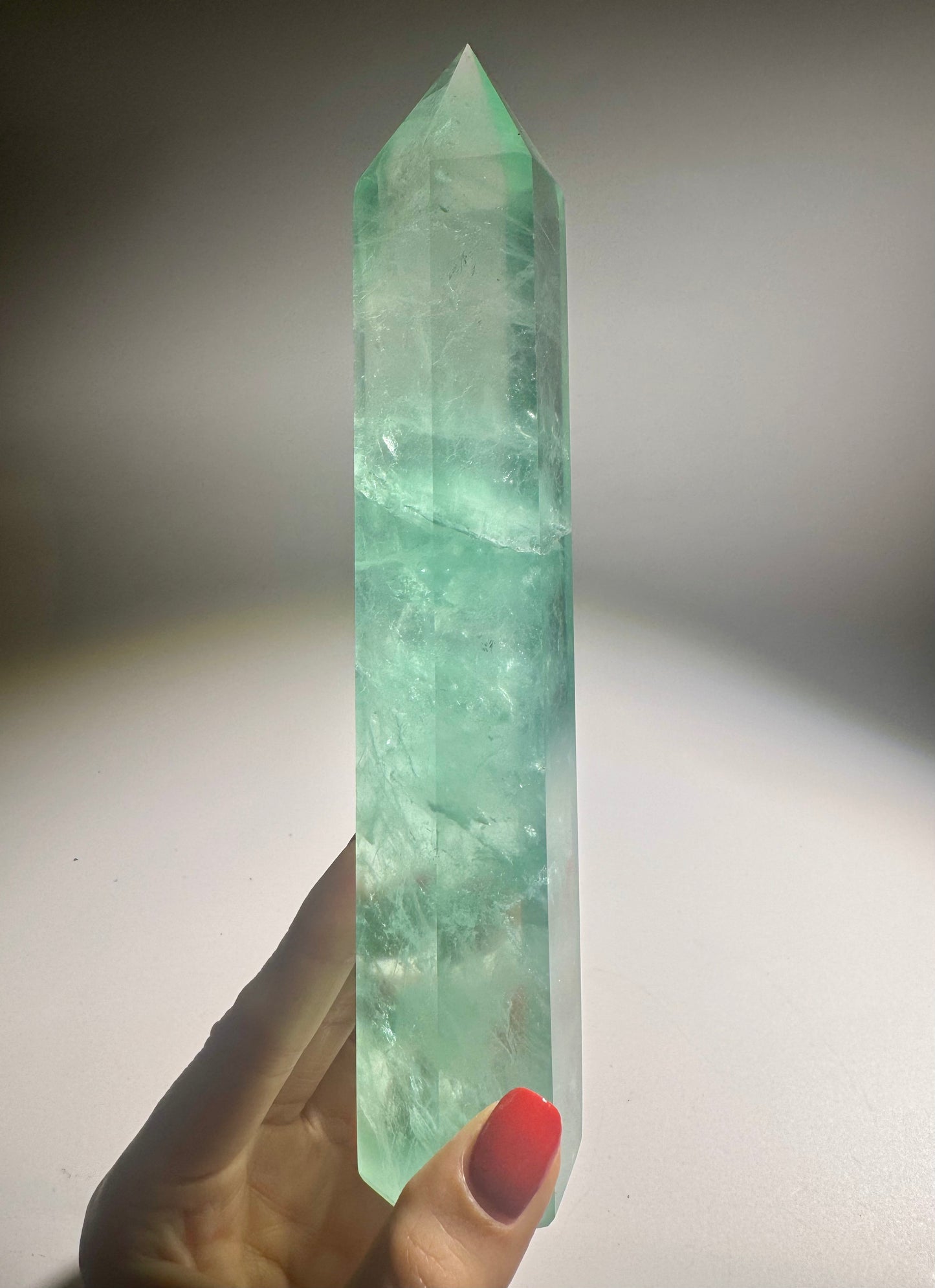 Handgeschliffene Fluorit-Kristallspitze in mintgrün – 20 cm hoch, 3.5 cm breit, seltenes Unikat aus Brasilien mit hoher Transparenz