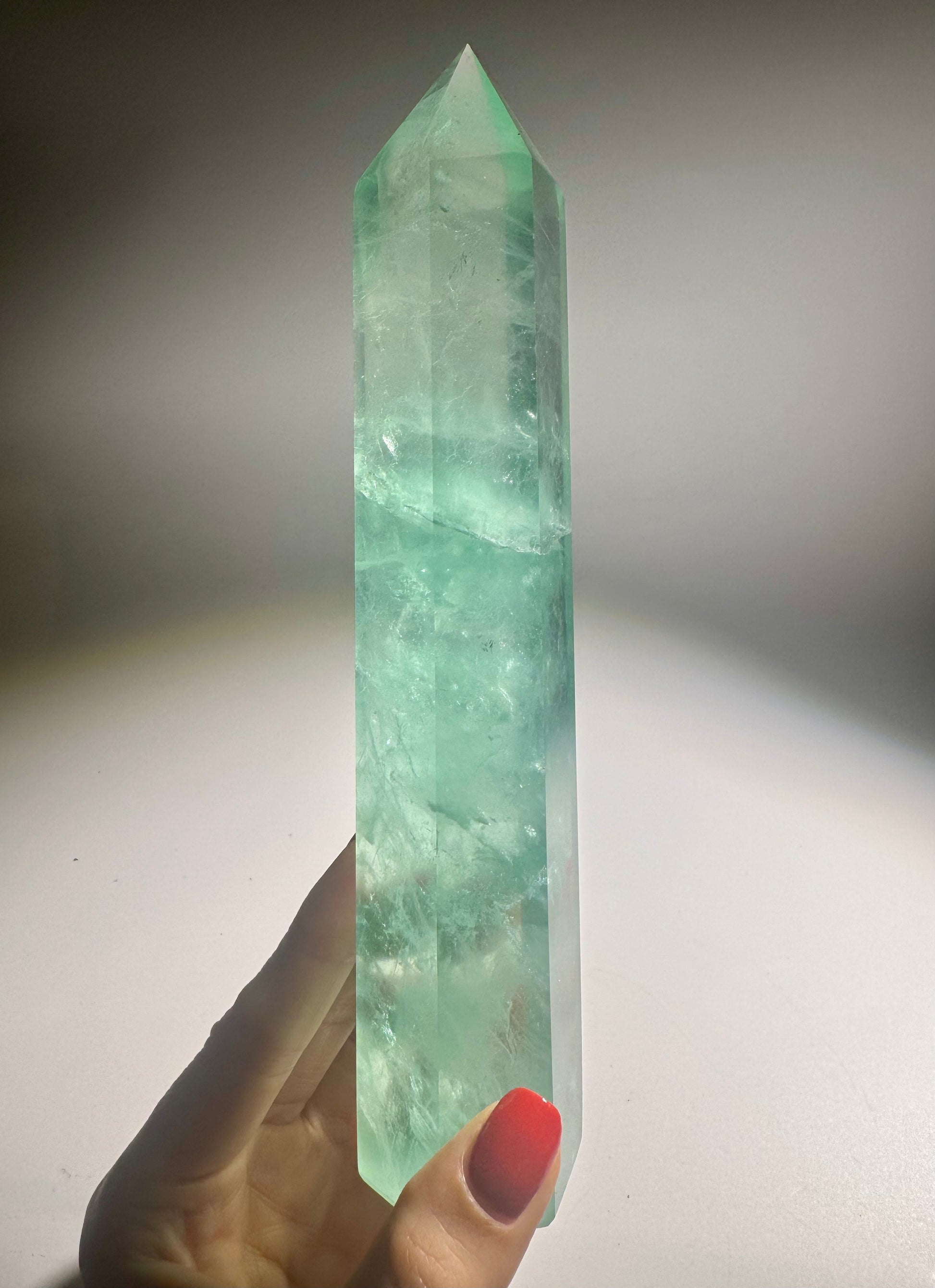Handgeschliffene Fluorit-Kristallspitze in mintgrün – 20 cm hoch, 3.5 cm breit, seltenes Unikat aus Brasilien mit hoher Transparenz