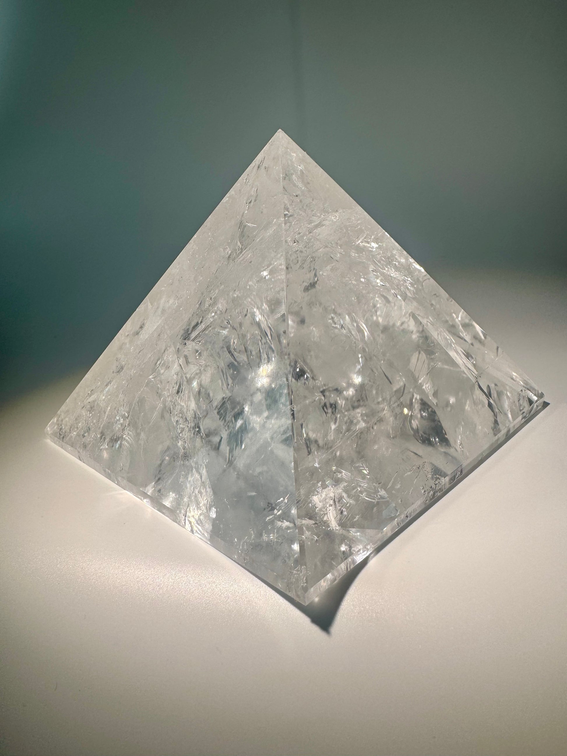Handgeschliffene Kristallpyramide 2 kg, extra klar und hochenergetisch