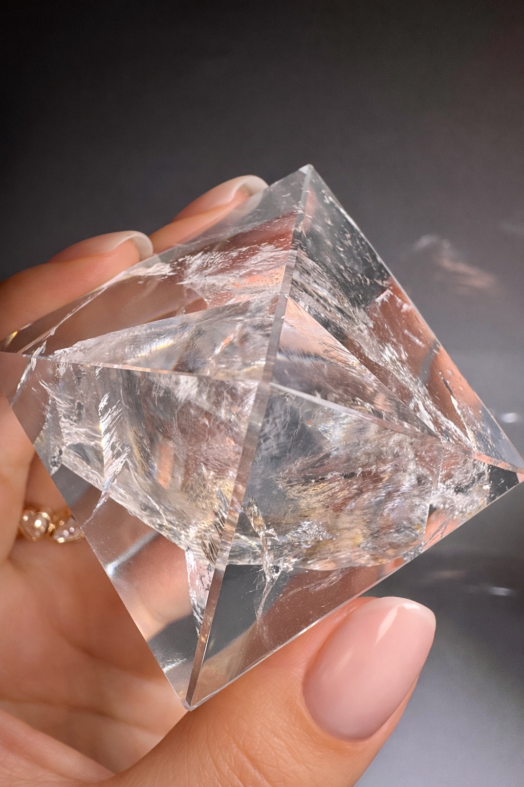 Handgeschliffene Lemurian-Bergkristallpyramide aus Brasilien – 4,7 cm