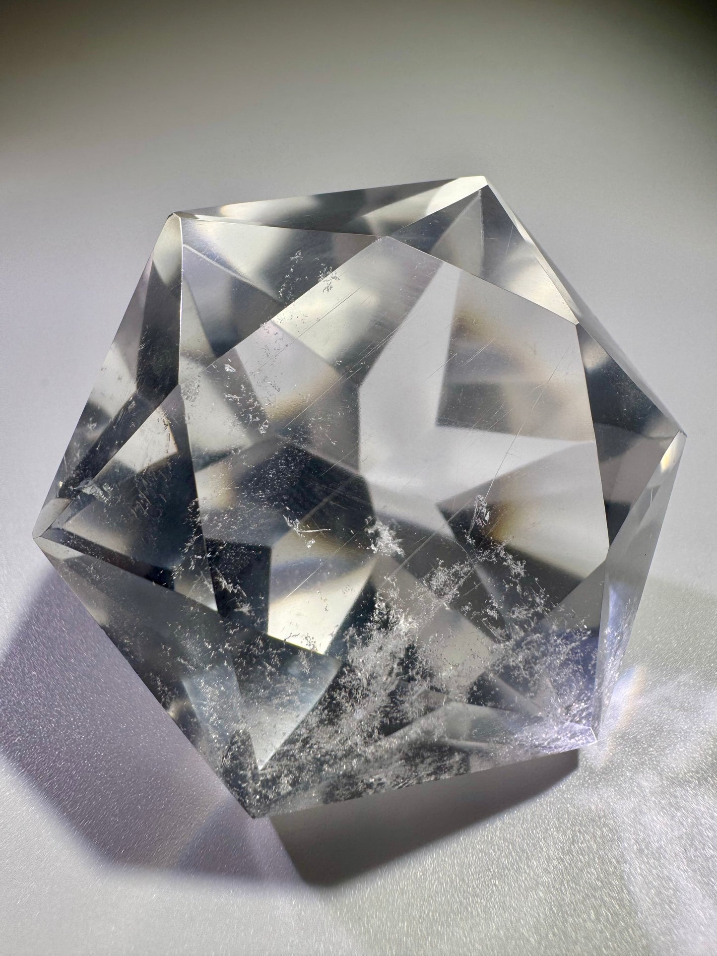 Handgeschliffener Edelstein aus Quarz – klarer Bergkristall 5,2 cm – Diamantoptik & Regenbogen