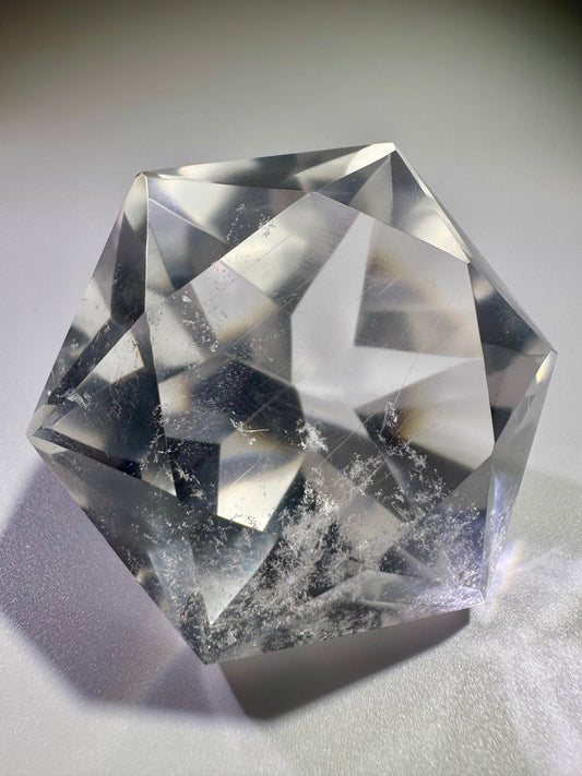 Handgeschliffener Edelstein aus Quarz – klarer Bergkristall 5,2 cm – Diamantoptik & Regenbogen