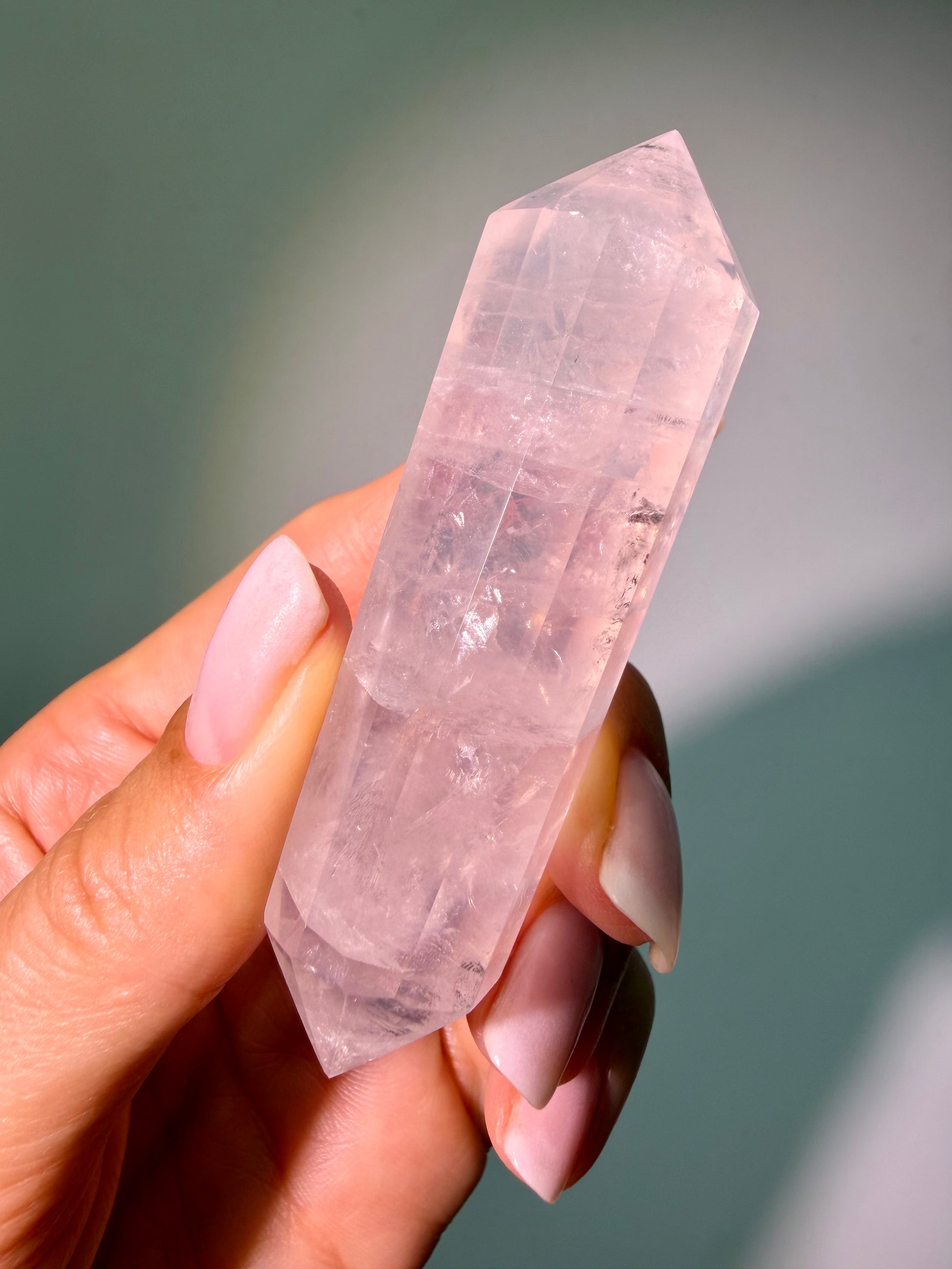 Handgeschliffener Vogel Cut Rosenquarz Meditationsstein mit 12 Facetten