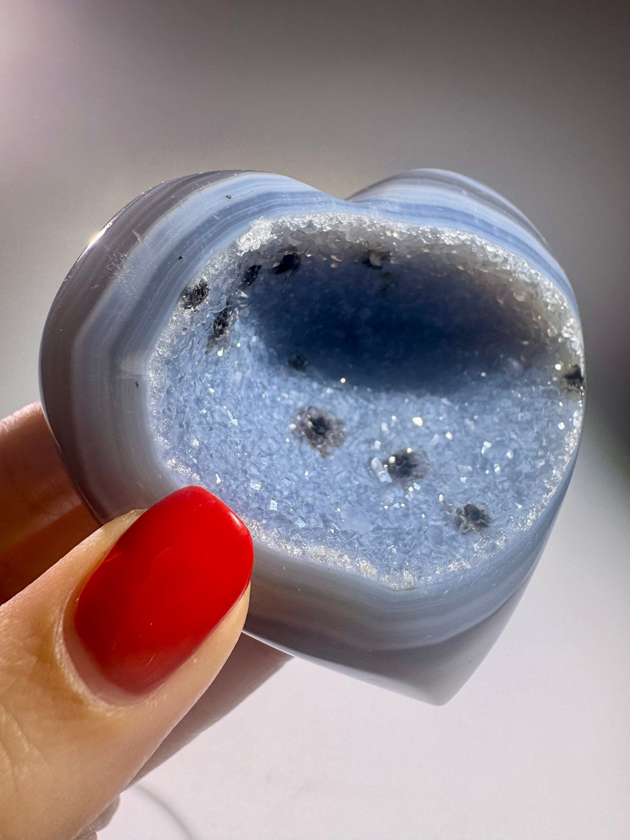 Handgeschliffenes Achat-Herz mit kosmischem Effekt, 285 g schwer, aus natürlichem Kristall