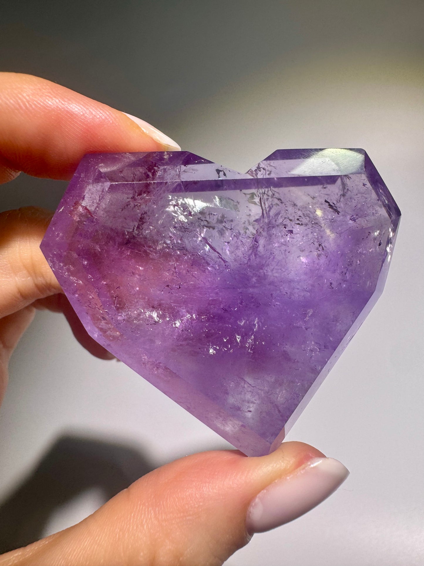 Handgeschliffenes Amethyst-Kristallherz in feiner Facettierung – lichtdurchfluteter Heilstein aus Brasilien