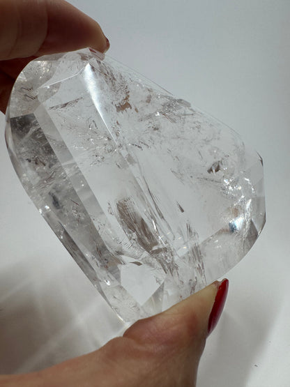 Handgeschliffenes Edelstein-Herz – extra klarer Bergkristall