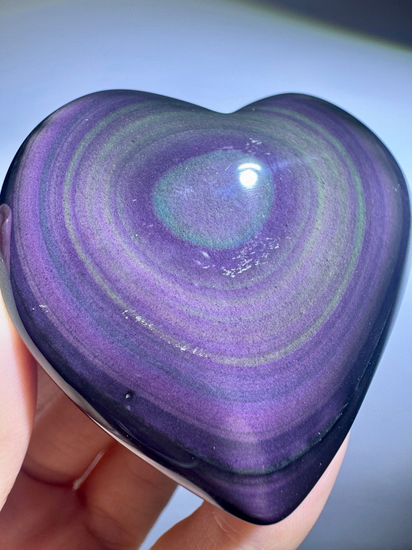 Handgeschliffenes Obsidian-Herz 130 g mit irisierendem Farbspiel