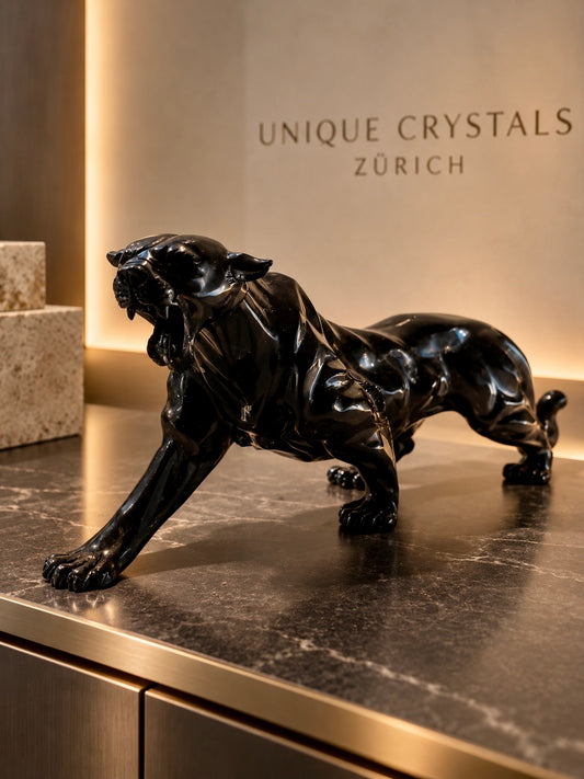 Handgeschnitzter Black Jade Panther, schwarze Raubkatzen-Skulptur mit goldfarbenen mineralischen Einschlüssen, 27 × 11,5 cm, 1,07 kg