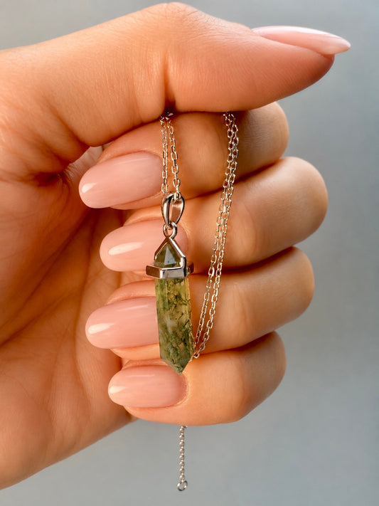 Handpolierter Moosachat Anhänger mit verstellbarer Kette in edler Unique Crystals Schatulle