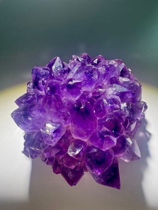 Handverlesene Amethystblüte aus Uruguay – Stalaktit-Unikat mit leuchtendem Zentrum und klaren Kristallen