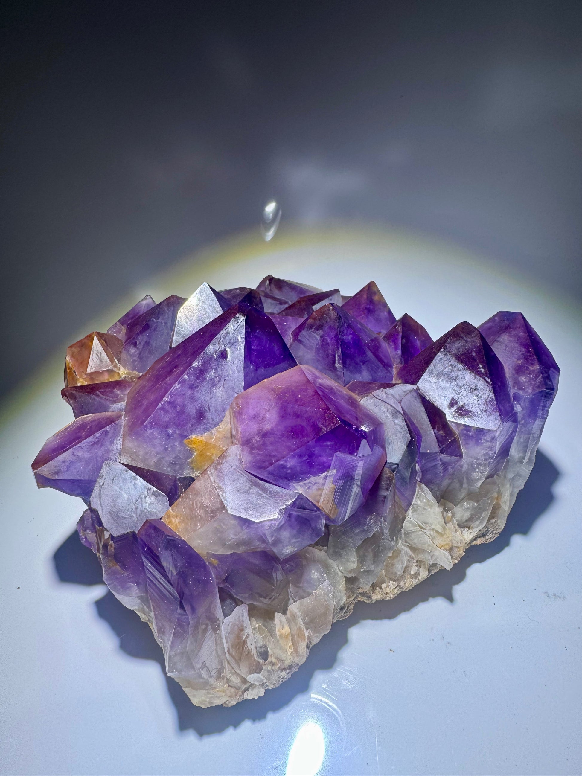 Handverlesener Kongo-Amethyst mit großen Kristallspitzen