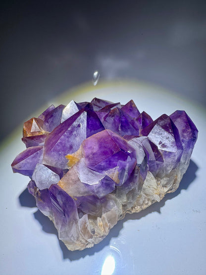 Handverlesener Kongo-Amethyst mit großen Kristallspitzen