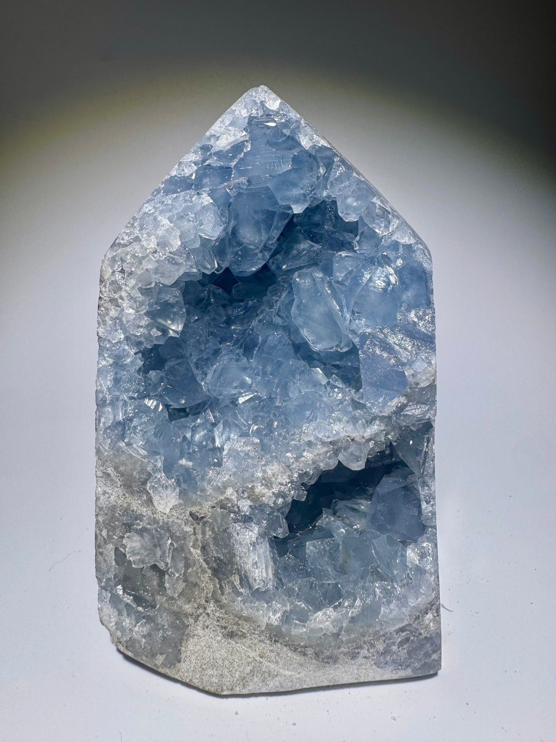 Hellblaue Celestin Spitze 11 cm – hochwertiger Edelstein aus Madagaskar mit glasklarer Kristallstruktur