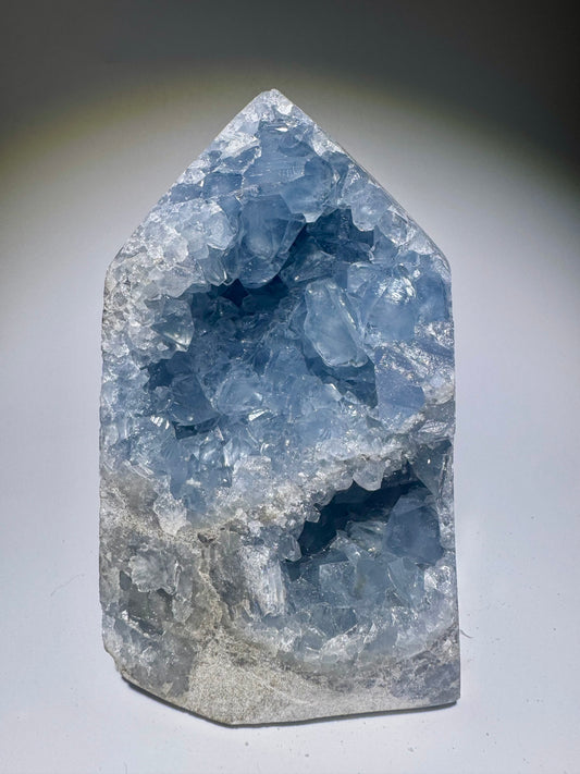Hellblaue Celestin Spitze 11 cm – hochwertiger Edelstein aus Madagaskar mit glasklarer Kristallstruktur