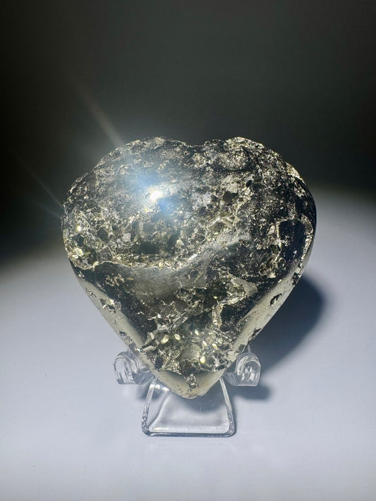 Herzförmiger Pyrit Kristall aus Peru mit intensiver, goldener Kristallstruktur und hoher energetischer Wirkung