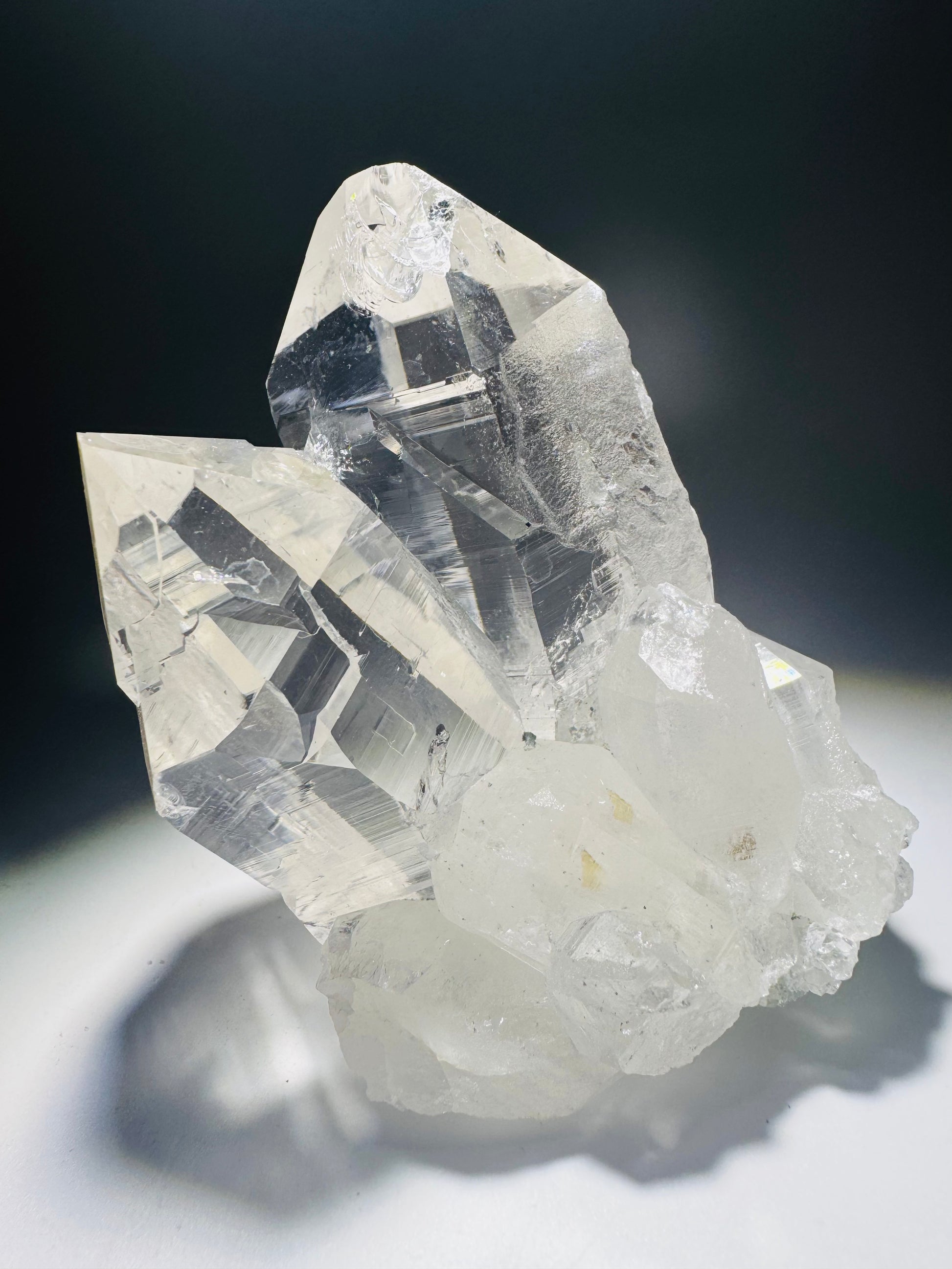 Himalaya-Kristall mit zwei klaren Spitzen – stabil und ästhetisch