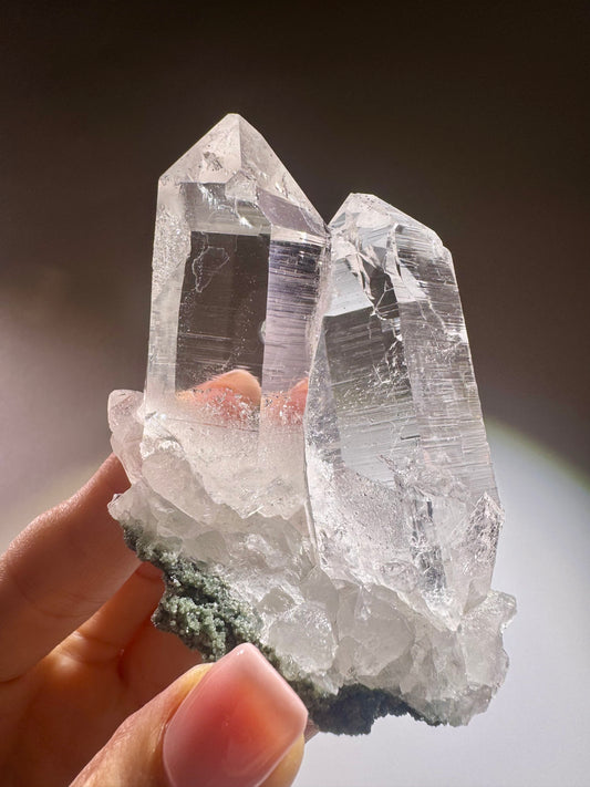 Himalaya-Quarz Doppelspitze 7.2 cm, 124 g – extra klarer Edelstein aus Pakistan in Museumsqualität 