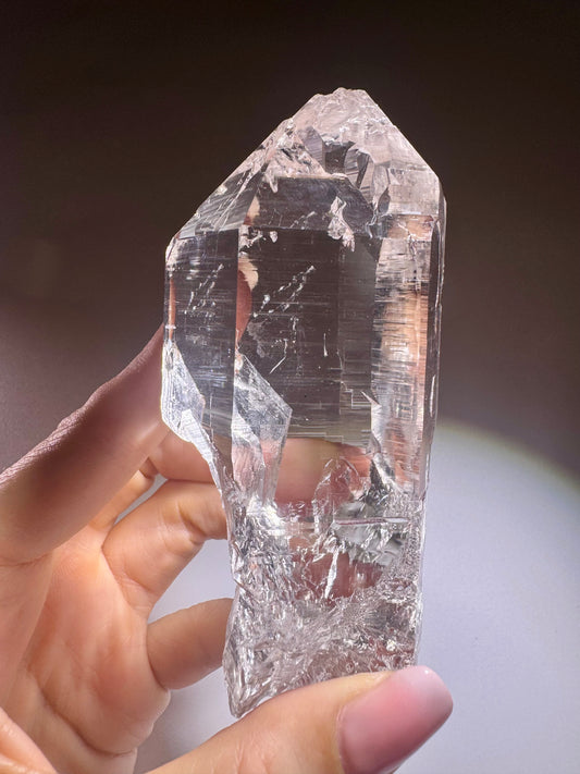 Himalaya-Quarzspitze 11 cm, 299 g – kristallklarer Edelstein aus Pakistan mit lemurischen Linien 💎✨