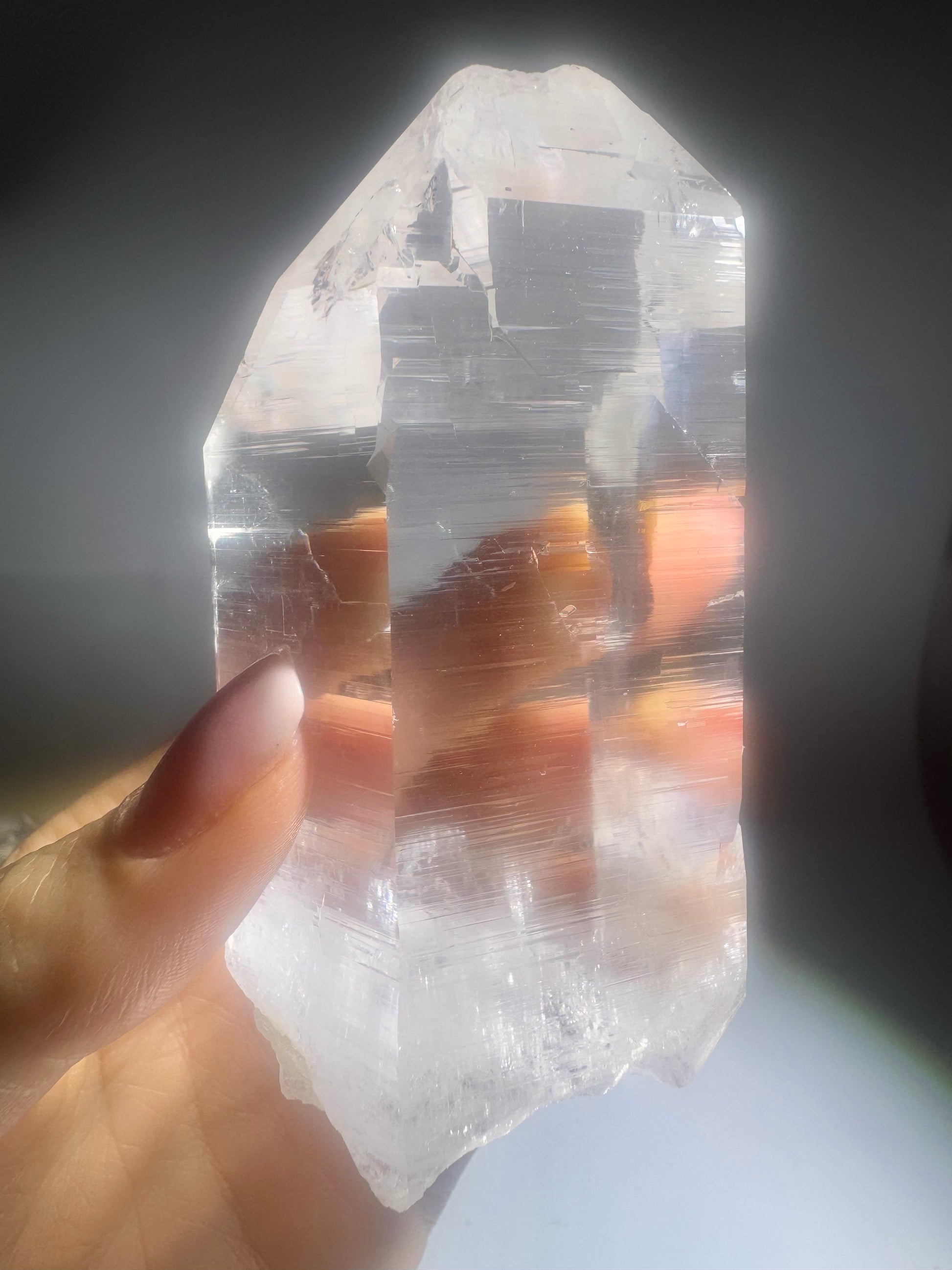 Himalaya Bergkristall 9 cm – Strahlend klare Quarzspitze mit mächtigem Lichtfeuer