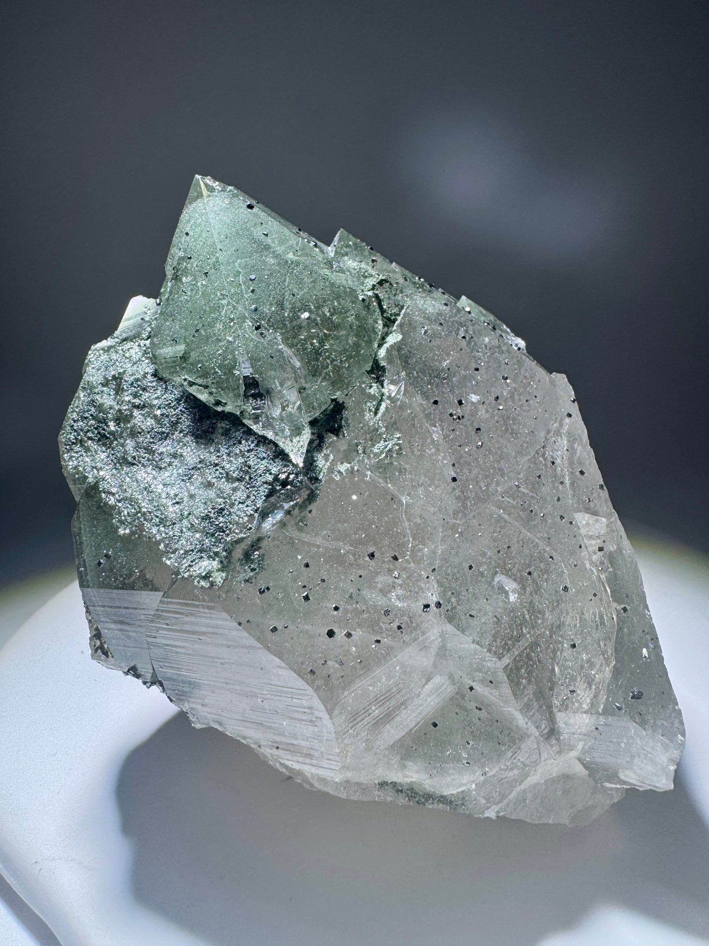 Himalaya Kristallquarz mit Chlorit-Phantom – 9 x 7.5 cm – 384 g – Museumsstück aus 5000 m Höhe