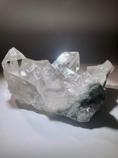 Himalaya Kristallstufe 15.5x9.5cm – Extra klarer Quarz in Museumsqualität 802g