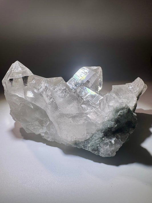 Himalaya Kristallstufe 15.5x9.5cm – Extra klarer Quarz in Museumsqualität 802g