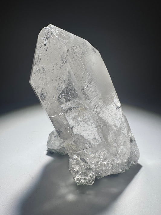 Himalaya Quarzspitze 💎 mit Chlorit an der Basis – 7,8 cm – 132 g – Naturkristall aus 5000 m Höhe