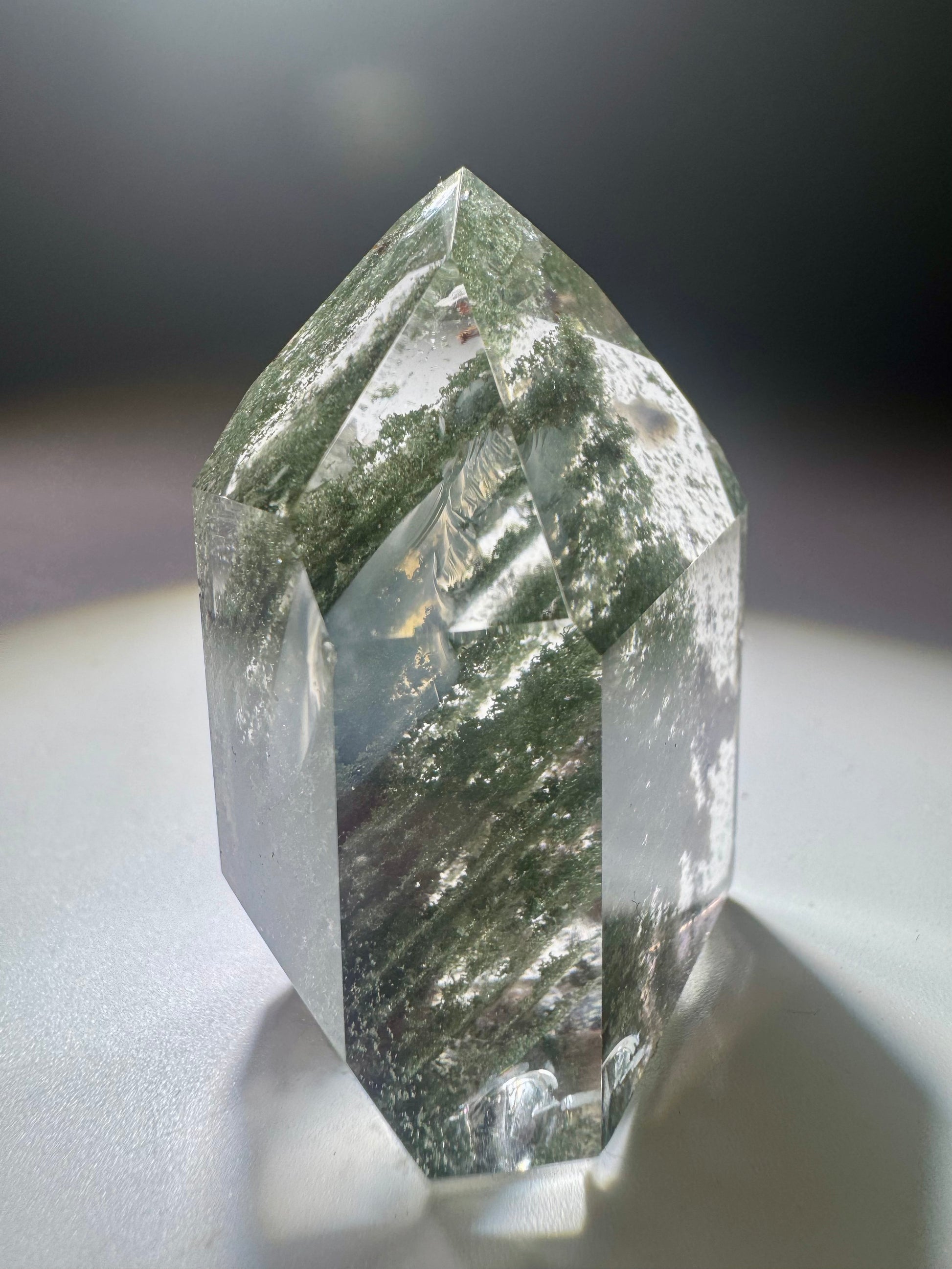 Hochreiner Inklusionsquarz mit intensiven Chlorit-Schichten und rotem Eisenoxid-Fuss