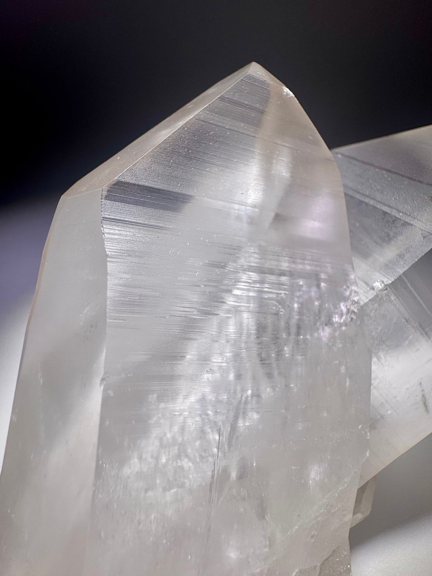 Hochreiner Lemurian Kristallcluster aus Brasilien mit sichtbaren Wachstumsrillen – 16 cm, 895 g – ungeschliffen & in 1A Qualität