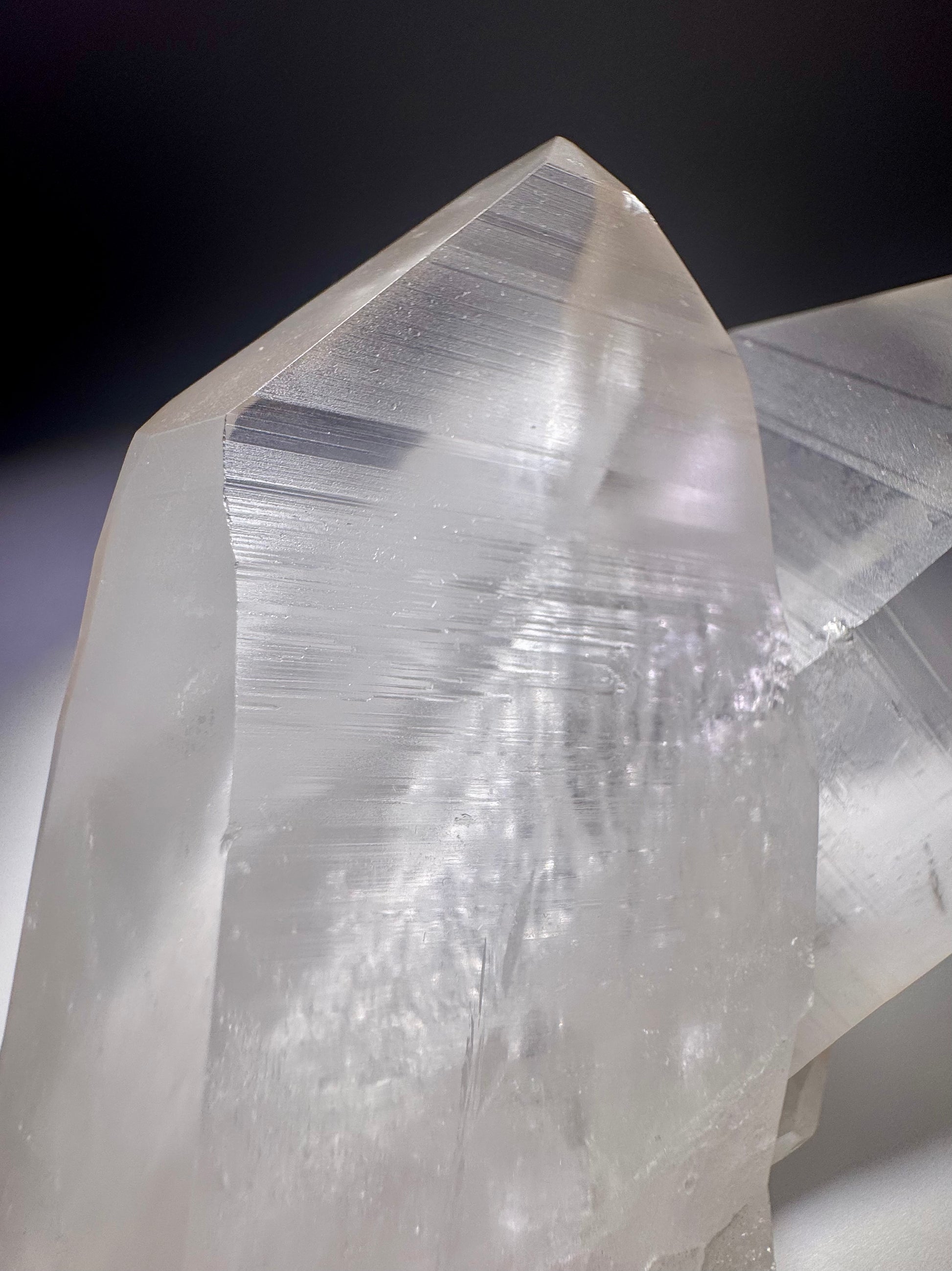 Hochreiner Lemurian Kristallcluster aus Brasilien mit sichtbaren Wachstumsrillen – 16 cm, 895 g – ungeschliffen & in 1A Qualität