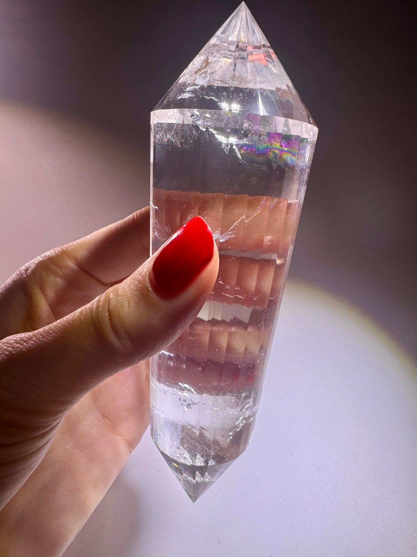 Hochschwingender Quarz im Vogel-Schliff – Lemurian Kristall mit 24 präzisen Facetten & magischen Lichtspielen