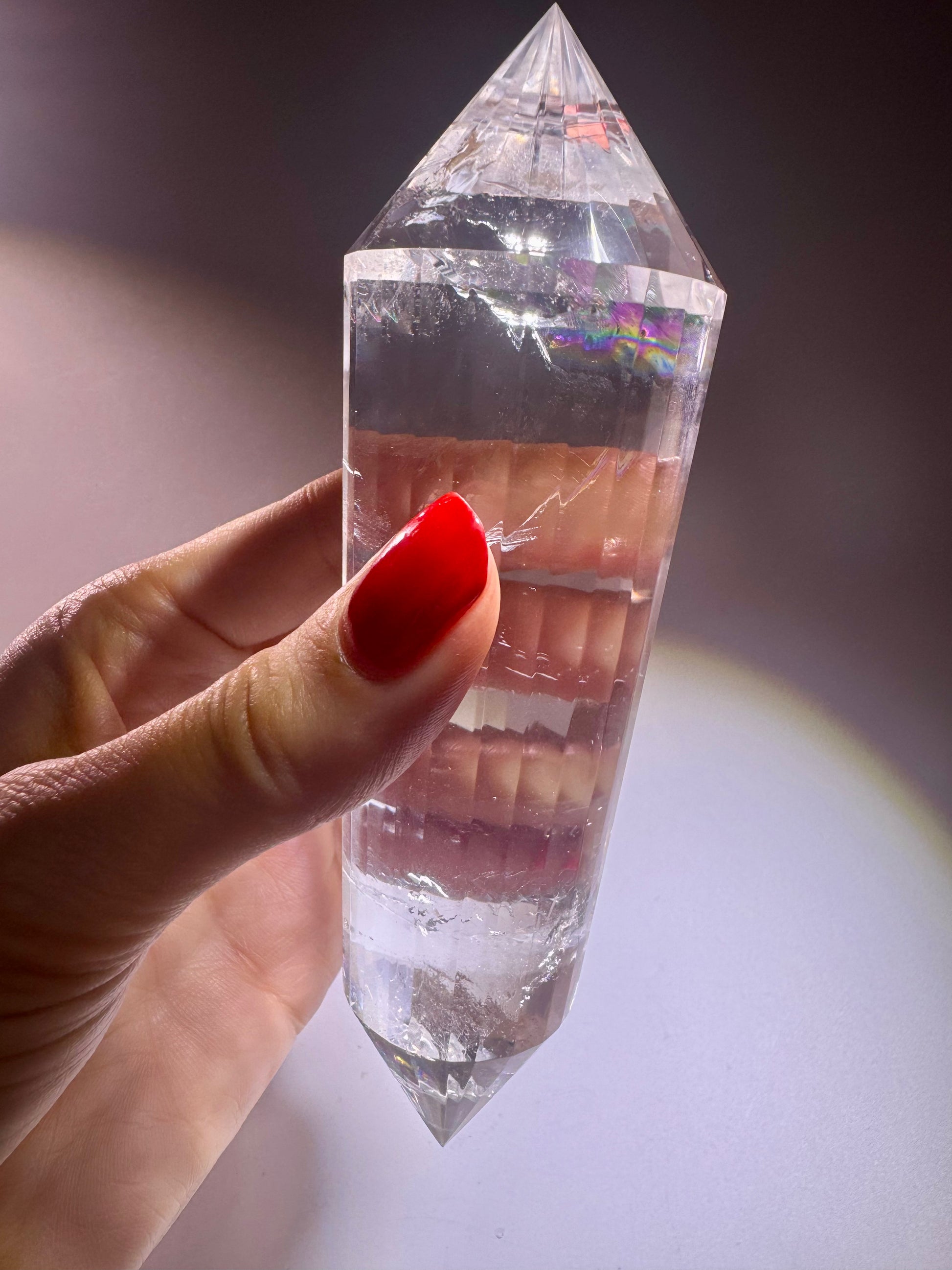 Hochschwingender Quarz im Vogel-Schliff – Lemurian Kristall mit 24 präzisen Facetten & magischen Lichtspielen