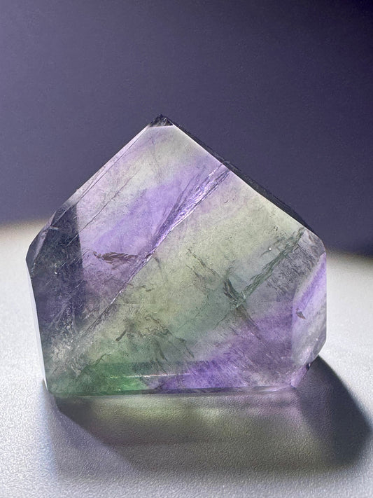 Hochtransparenter Fluorit Edelstein mit zartem Farbverlauf in Grün und Violett