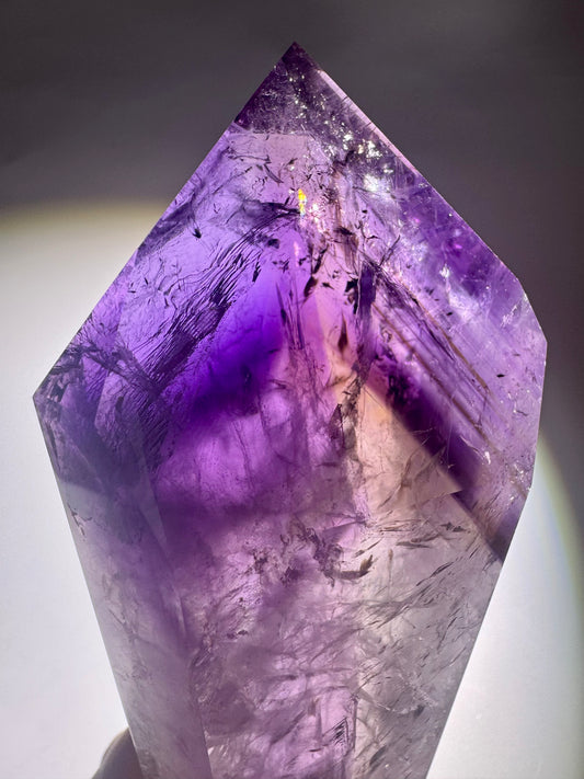 Hochwertige Amethrin Spitze mit natürlichen Farbverläufen und faszinierendem Innenleben – Rarität aus Brasilien