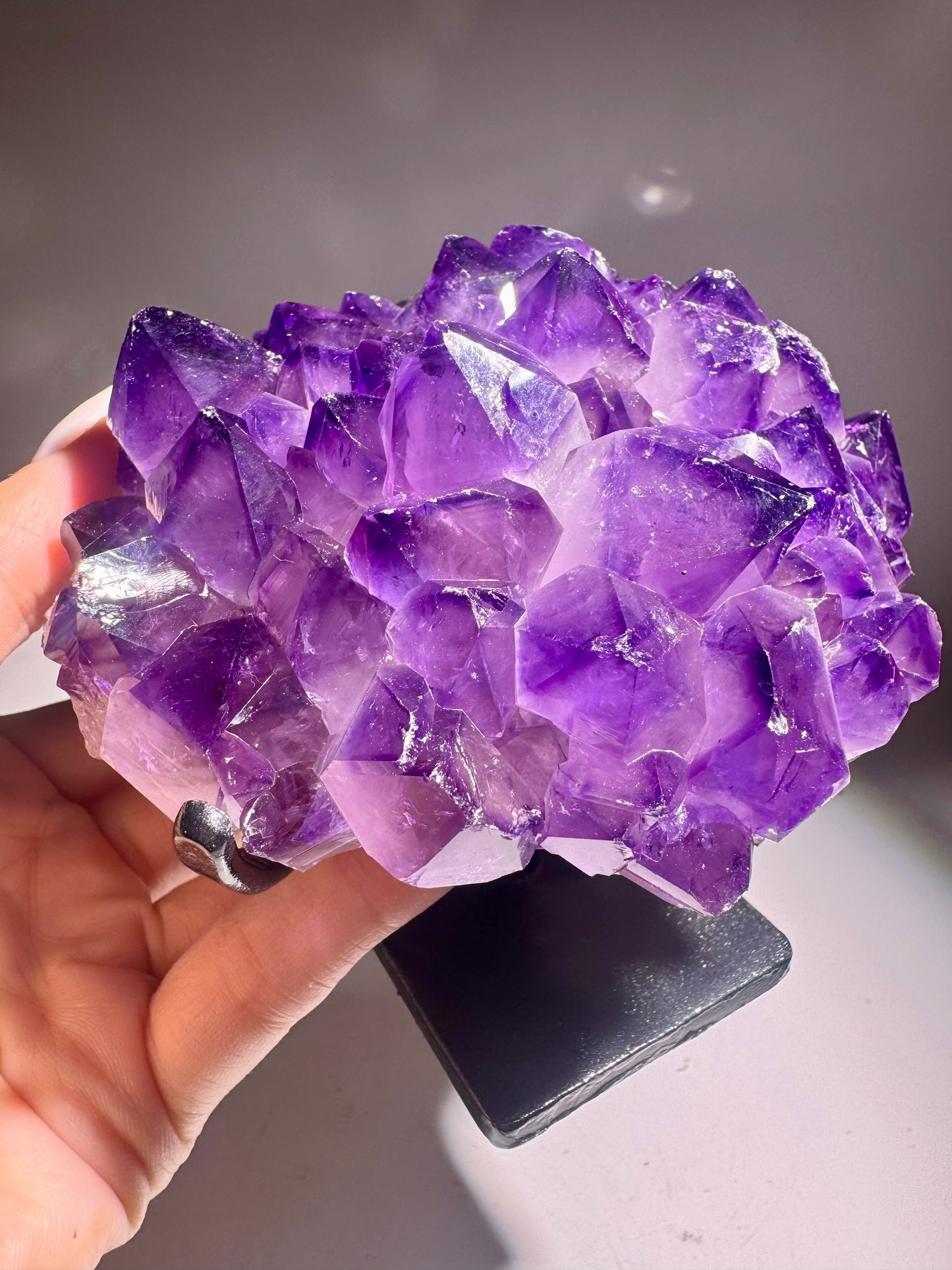 Hochwertige Amethyststufe mit Metallständer Uruguay