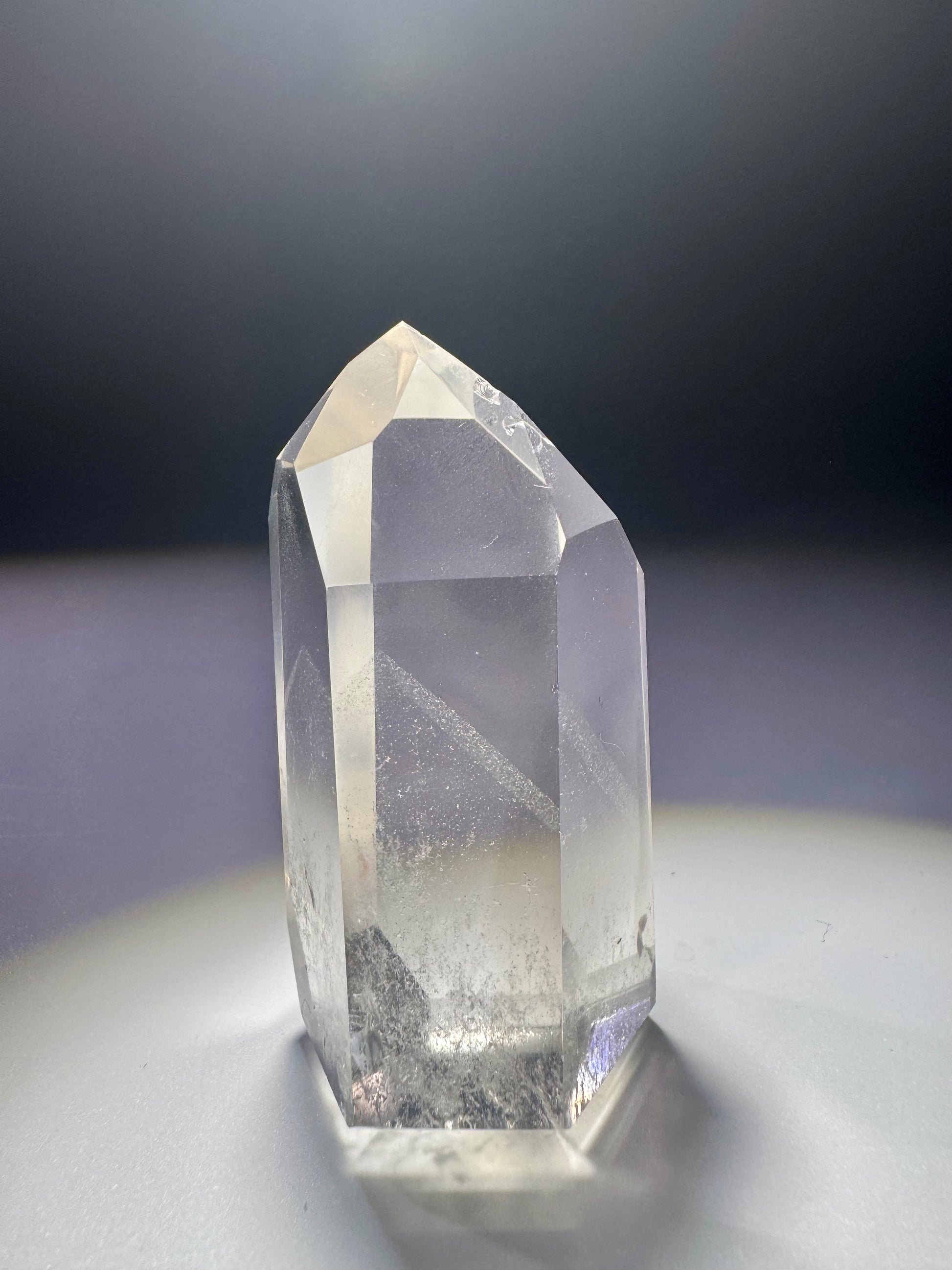 Hochwertige Bergkristall Spitze mit Phantom – 6 cm, glasklar & naturbelassen aus Brasilien