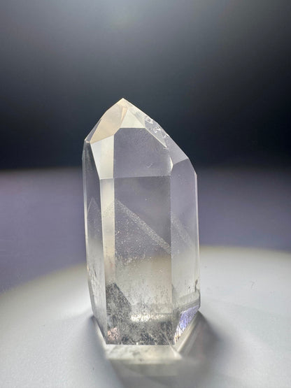 Hochwertige Bergkristall Spitze mit Phantom – 6 cm, glasklar & naturbelassen aus Brasilien