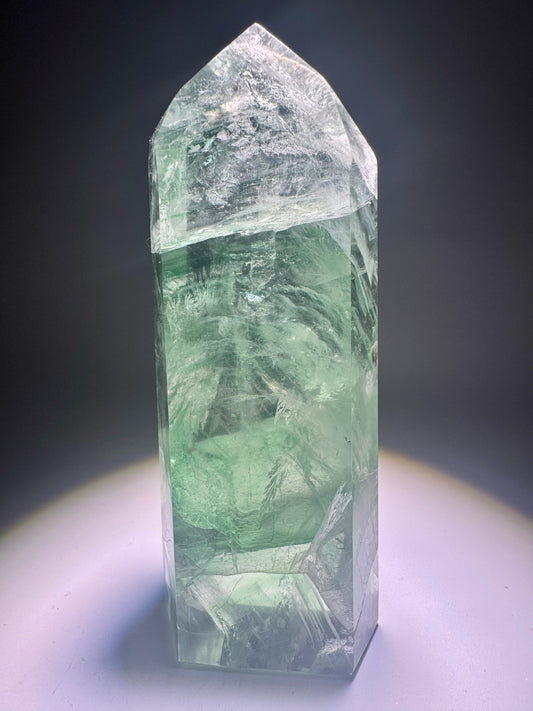 Hochwertige Fluorit Spitze in extragrün – 11,6 cm, 350 g
