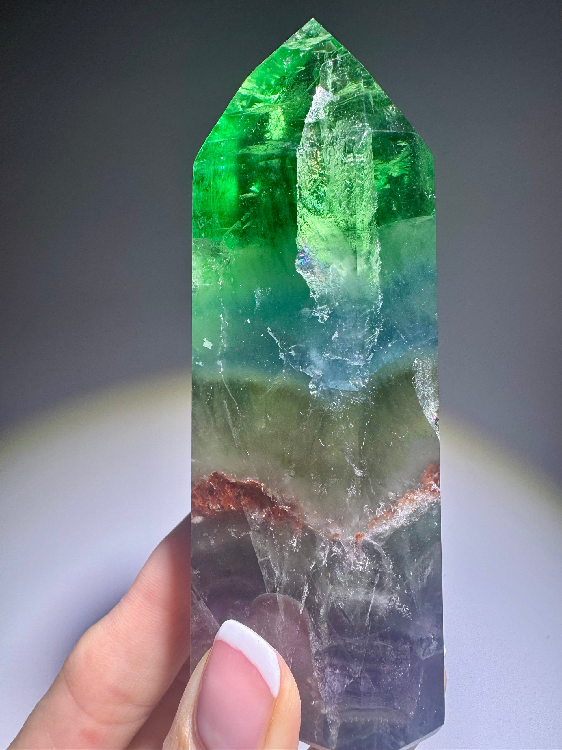 Hochwertige Fluoritspitze 9,7 cm mit Regenbogenfarben