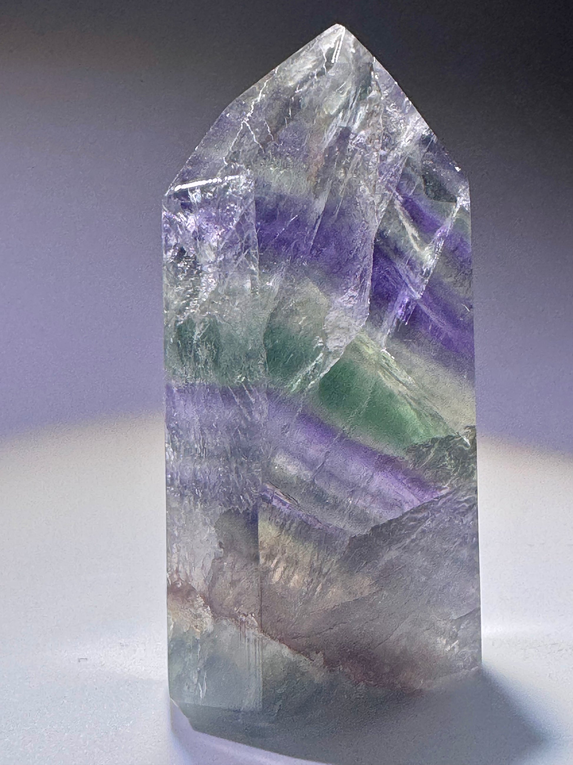 Hochwertige Fluoritspitze mit schimmerndem Innenleben, 1A-Qualität