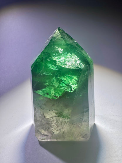 Hochwertige Kristallspitze in sattem Grün – Fluorit 1A-Qualität aus Brasilien
