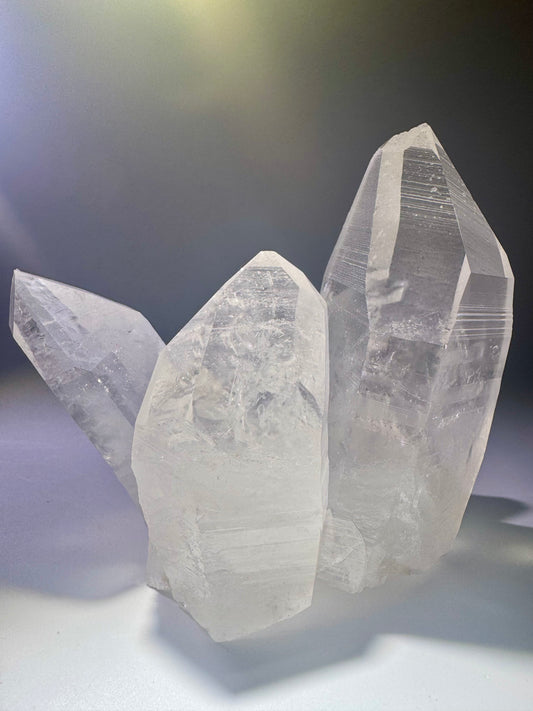 Hochwertige Lemurian Quarzstufe – 13.5 cm lang, 973 g schwer, naturbelassen und mit klar sichtbaren Wachstumsrillen