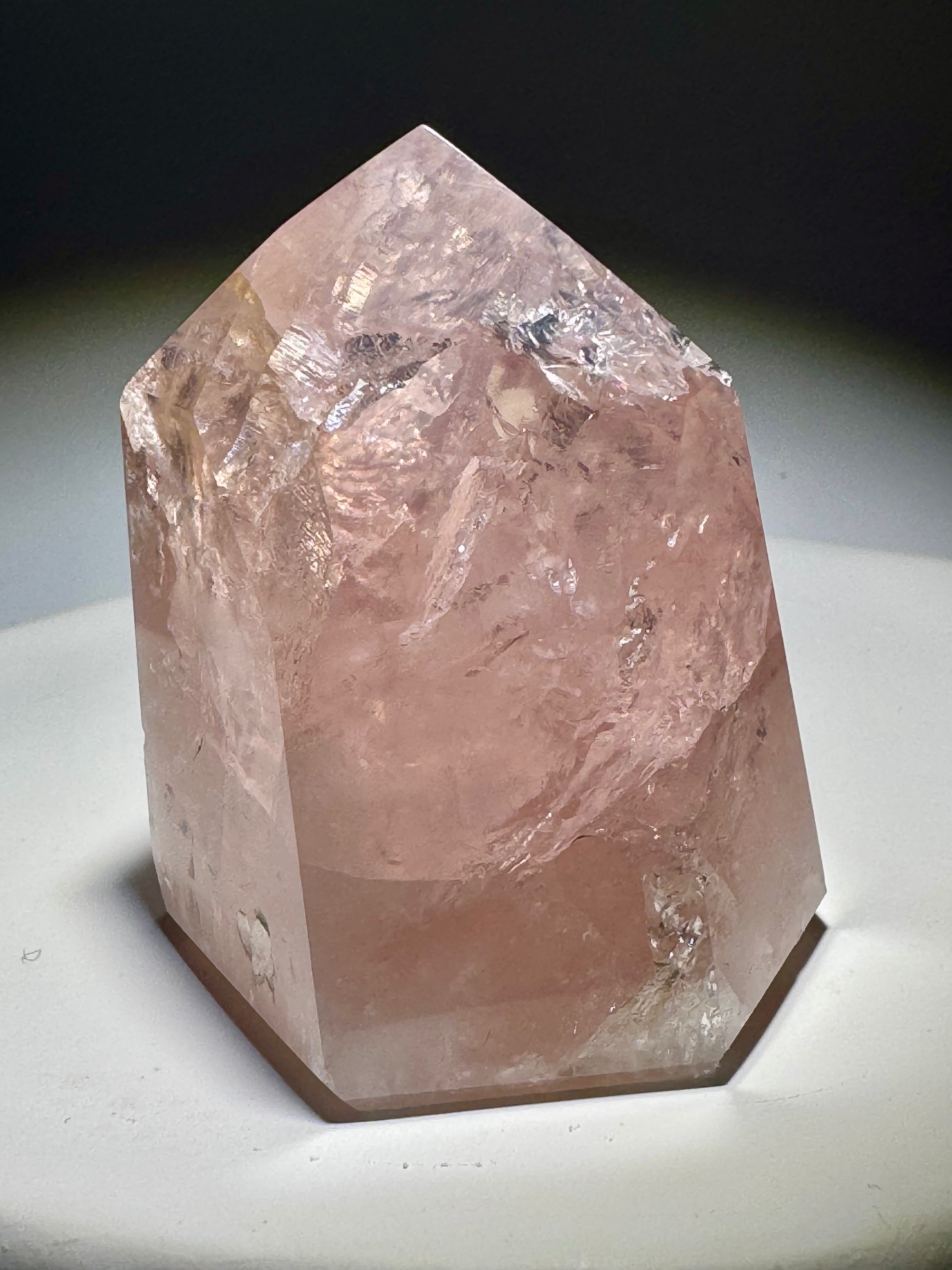 Hochwertige Rosenquarz Spitze mit sanftem Rosaton, 5,5 cm